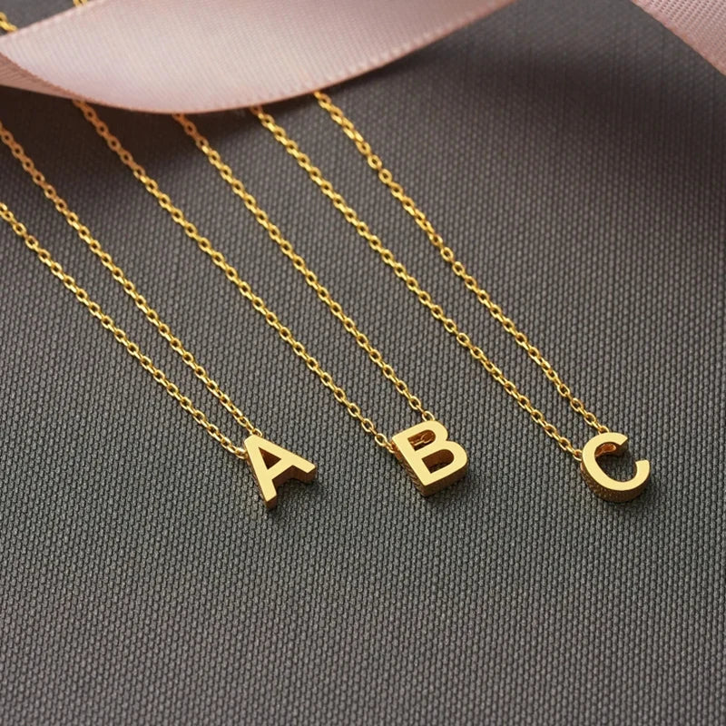 Personalisierte Buchstaben-Halskette – Eleganter Choker aus Edelstahl in Goldoptik!