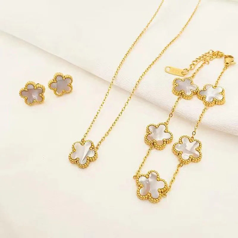 Schmuckset mit Pflaumenblüte – Edelstahl Halskette, Armband & Ohrringe für Damen!