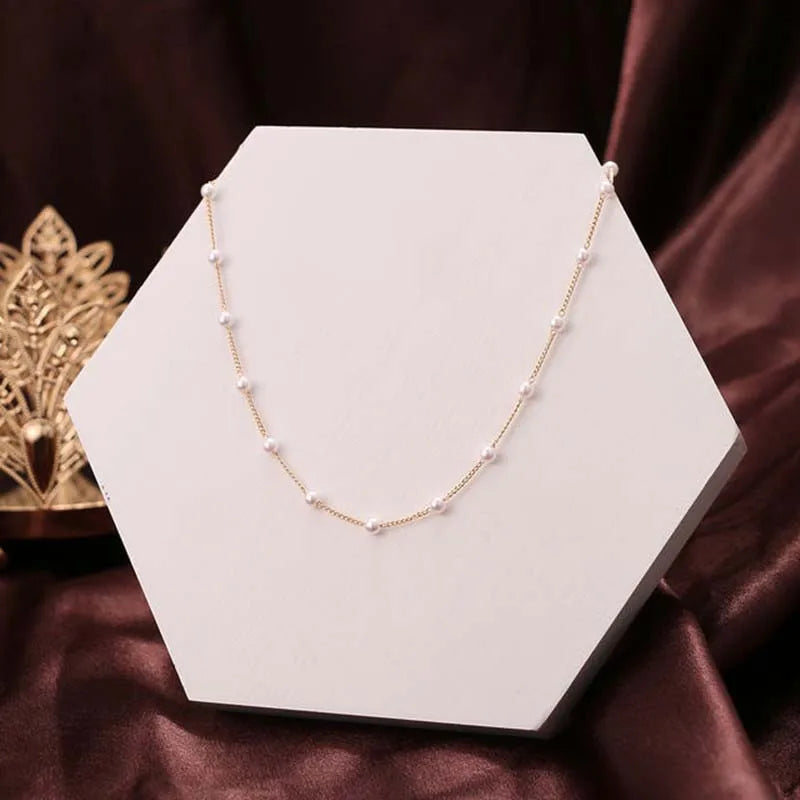 Elegante Perlen Halskette – Goldfarbener Kpop Choker mit Anhänger für einen strahlenden Look!