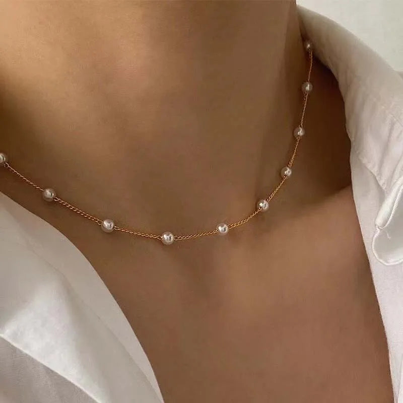 Elegante Perlen Halskette – Goldfarbener Kpop Choker mit Anhänger für einen strahlenden Look!