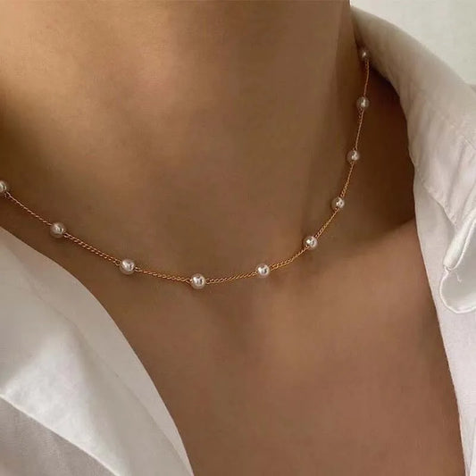 Elegante Perlen Halskette – Goldfarbener Kpop Choker mit Anhänger für einen strahlenden Look!