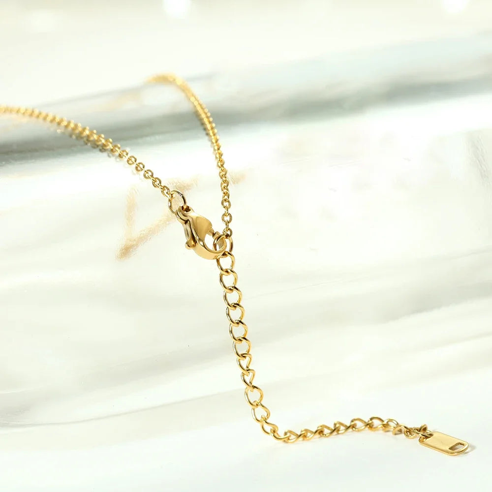 Personalisierte Buchstaben-Halskette – Eleganter Choker aus Edelstahl in Goldoptik!